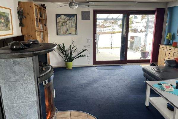 Wohnzimmer mit Kaminofen und Ausgang zur Terrasse