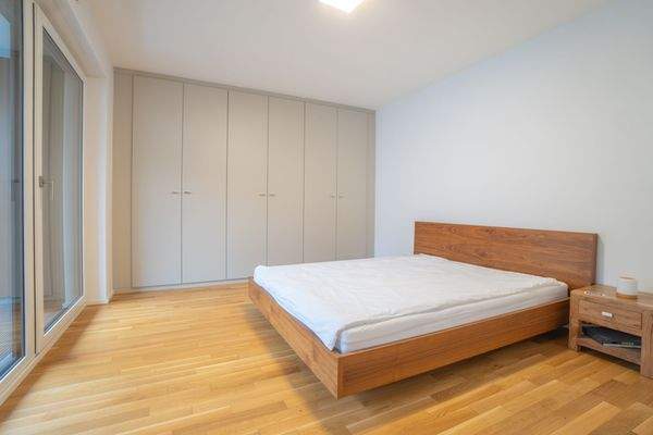 Schlafzimmer mit großem Einbauschrank