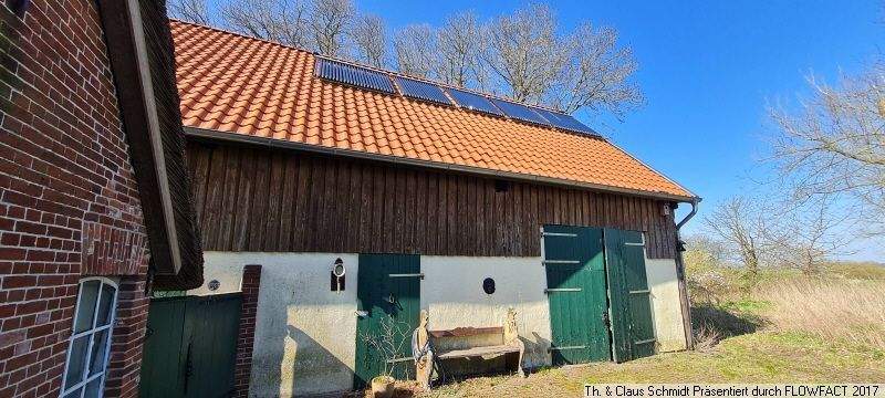 Blick auf die Scheune mit Solarthermie