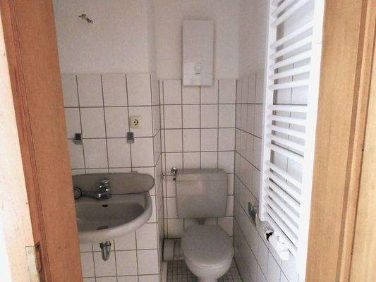 Das Bad wird noch komplett renoviert 