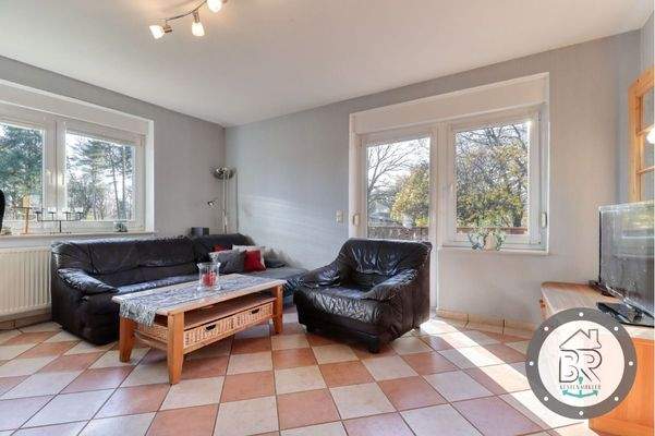 Einladender Wohnraum mit Kamin