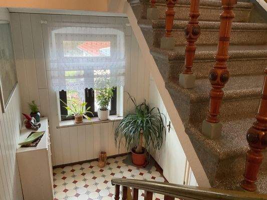 Treppenhaus EG/OG mit Gäste-WC