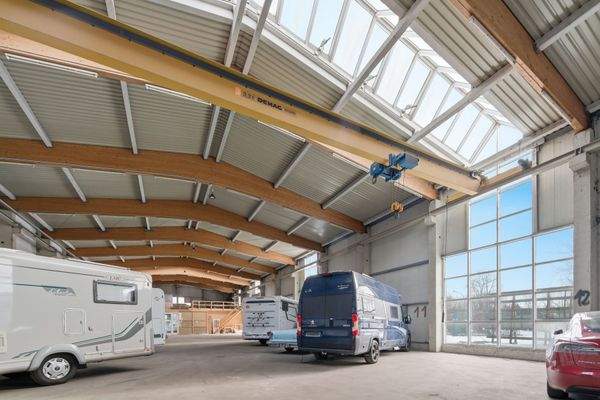 Oberlichter in verschiedenen Teilen des Gewerbebetriebes