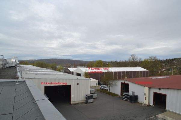 LKW-Anlieferung und Lagerhallen