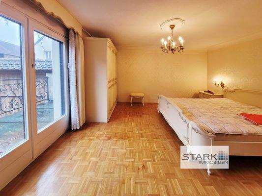 OG Schlafzimmer mit Balkon.jpg