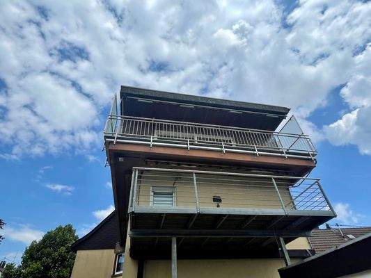Überdachter großer Balkon mit MARKISE
