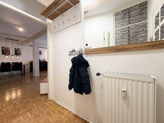 Der Eingangsbereich ist übersichtlich gestaltet und bietet genügend Platz für Jacken und Schuhe