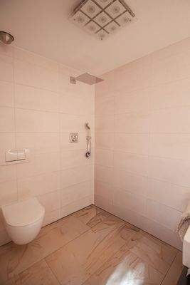 Baezimmer mit ebenerdiger Dusche