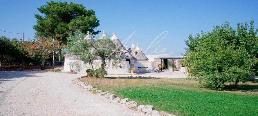 Ostuni – herrliches Areal mit Trulli und Pool