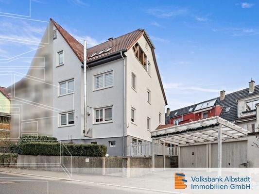 Ansicht vorne mit Parkmöglichkeiten