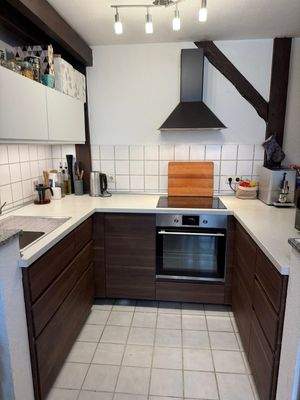 Küche mit Elektroherd und Umlufthaube