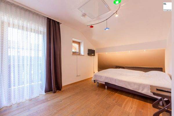 Zweites von drei Schlafzimmern im Obergeschoss