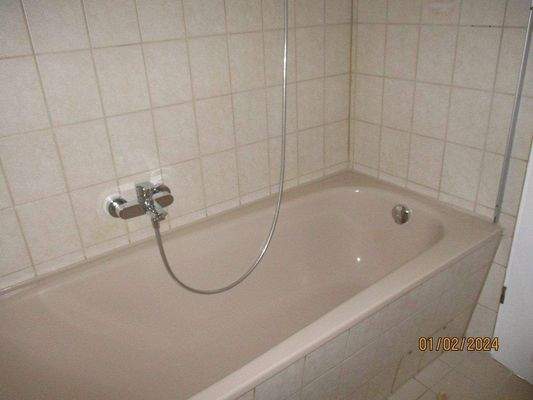 Bad mit Wanne und seperater Duschabtrennung