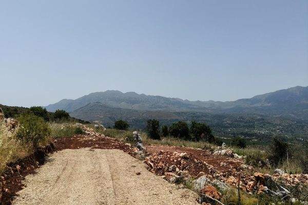 Kreta, Litsarda: Ruhiges Grundstück mit Baugenehmigung und atemberaubender Aussicht auf die Landschaft zu verkaufen