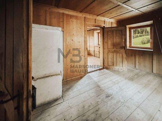 Stube mit traditionellem Holzofen - stube con stufa a legna