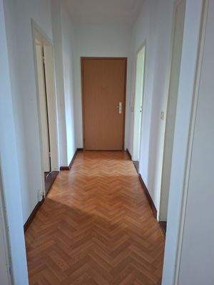 Flur mit Eingangstür.jpg