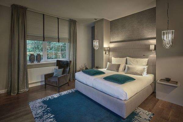 Traumhaftes Schlafzimmer mit Blick in den Garten