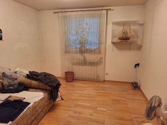 Helles Wohnzimmer mit Fenster