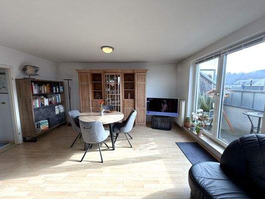 Helles Wohnzimmer mit gemütlicher Sitzecke