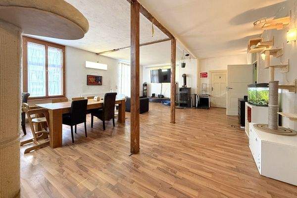 helles Wohnzimmer mit Kamin