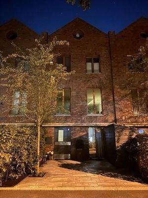 Hausfront + Stellplatz (Nacht)