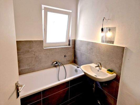 Zweites Tageslichtbad mit Wanne