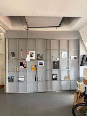 Verschiebbares Regal mit Stauraum