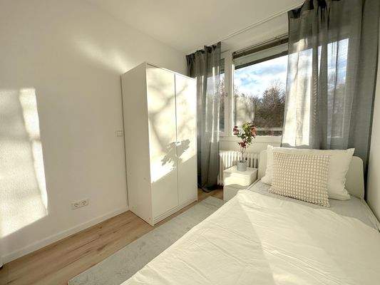 Helles Schlafzimmer mit Bett