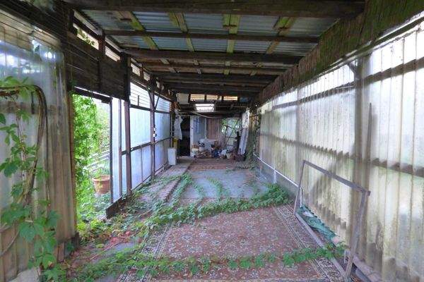 Überdachung im hinteren Grundstücksteil