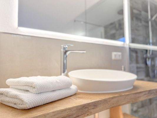 Waschtisch mit natürlichen Materialien