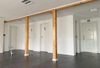 Cafébereich mit 3 WCs