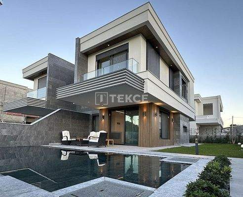 Villa with a Pool Near the Ilıca Beach in İzmir Çeşme