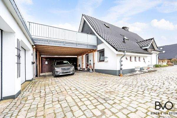 Großes Doppelcarport und Zugang zum Erdgeschoss