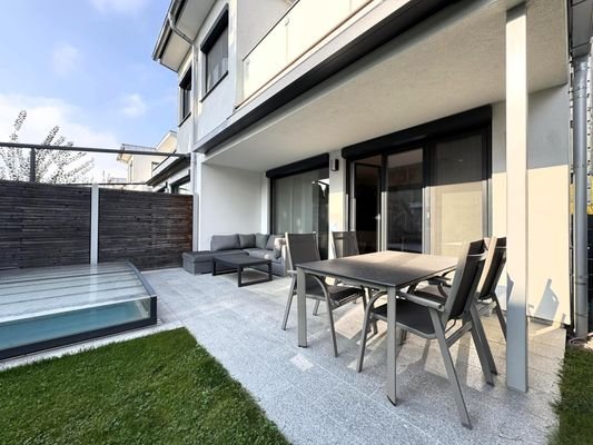 Eigengarten mit abdeckbaren Outdoor-Pool