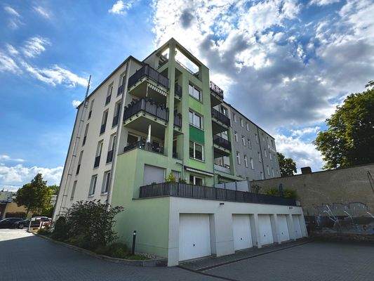 Außenansicht Hofseitig mit Terrasse über Garagen