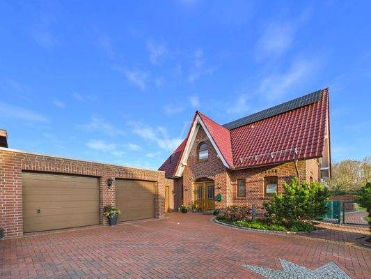 Weitläufige Auffahrt mit Eingangsbereich