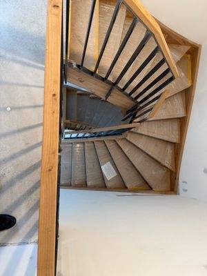 Holz-Treppe mit Geländer von oben