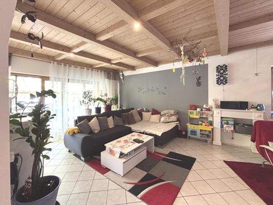 Wohnzimmer mit Zugang zur Terrasse