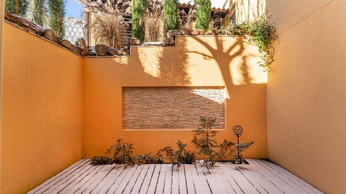 Terrasse/Lichthof/Atrium beim Hobbyraum/Wohnzimmer im Untergeschoss