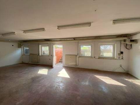 Leerer Lagerraum mit Fenster