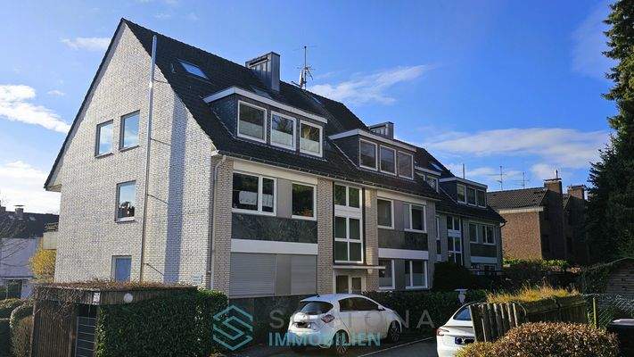 Hauseingang und Stellplätze