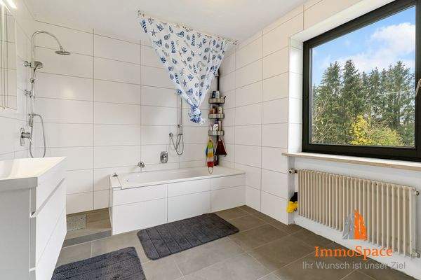 Badezimmer mit Dusche und Badewanne