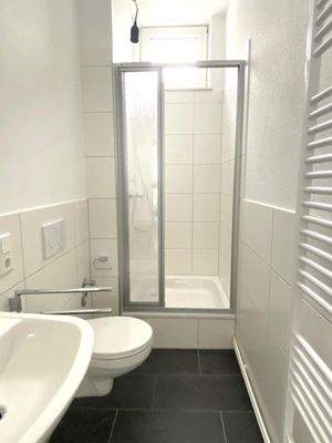 Helles Duschbad mit Fenster