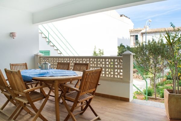 Terrasse mit Blick in den Garten