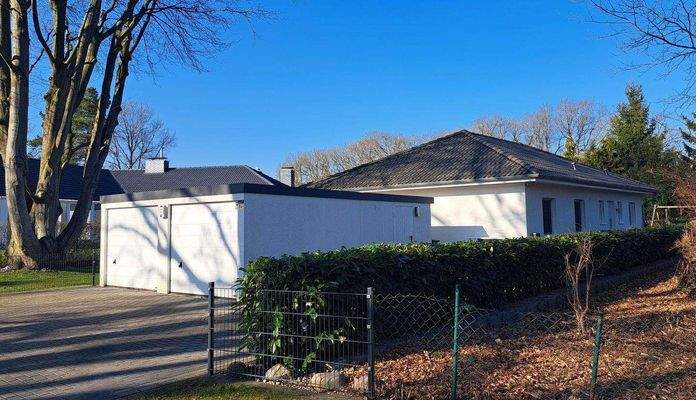 Straßenansicht mit Garagen.jpg