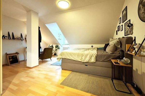 großzügiges Schlafzimmer