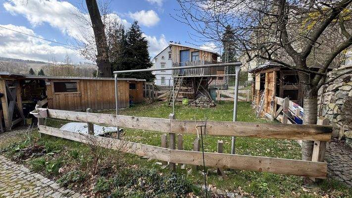 Garten mit Spielhaus