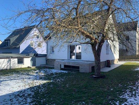 rückwärtige Ansicht mit Garten