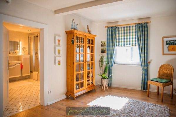 3. OG - Flur mit Blick ins Badezimmer