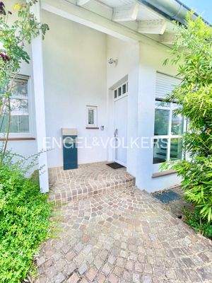 Überdachter Eingangsbereich